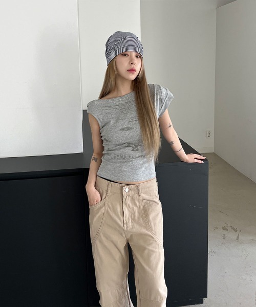 4INT.(フォイント)の「レタリング プリント アシメ オフショルダー クロップド 半袖 Tシャツ(Tシャツ/カットソー・レディース・グレー/ホワイト・FREE)」の7枚目の写真