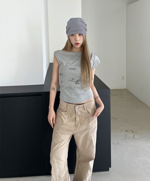 4INT.(フォイント)の「レタリング プリント アシメ オフショルダー クロップド 半袖 Tシャツ(Tシャツ/カットソー・レディース・グレー/ホワイト・FREE)」の9枚目の写真