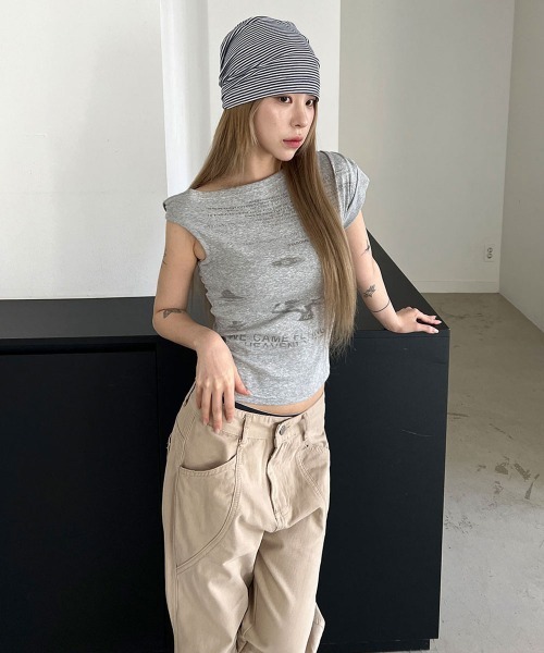 4INT.(フォイント)の「レタリング プリント アシメ オフショルダー クロップド 半袖 Tシャツ(Tシャツ/カットソー・レディース・グレー/ホワイト・FREE)」の10枚目の写真