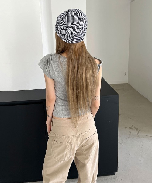 4INT.(フォイント)の「レタリング プリント アシメ オフショルダー クロップド 半袖 Tシャツ(Tシャツ/カットソー・レディース・グレー/ホワイト・FREE)」の13枚目の写真