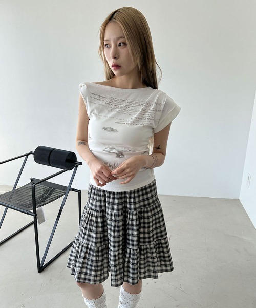 4INT.(フォイント)の「レタリング プリント アシメ オフショルダー クロップド 半袖 Tシャツ(Tシャツ/カットソー・レディース・グレー/ホワイト・FREE)」の16枚目の写真
