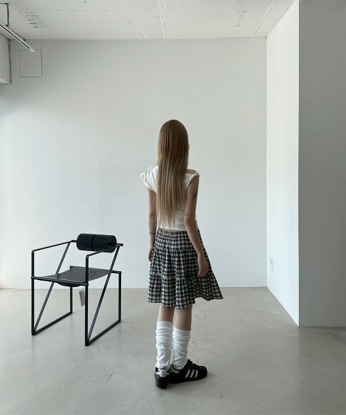 4INT.(フォイント)の「レタリング プリント アシメ オフショルダー クロップド 半袖 Tシャツ(Tシャツ/カットソー・レディース・グレー/ホワイト・FREE)」の17枚目の写真