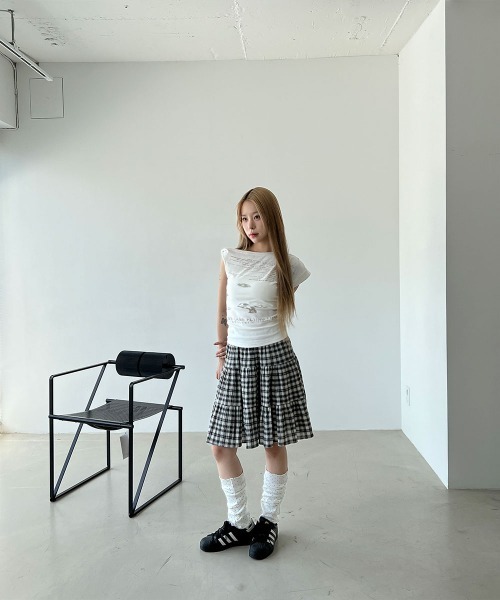 4INT.(フォイント)の「レタリング プリント アシメ オフショルダー クロップド 半袖 Tシャツ(Tシャツ/カットソー・レディース・グレー/ホワイト・FREE)」の18枚目の写真