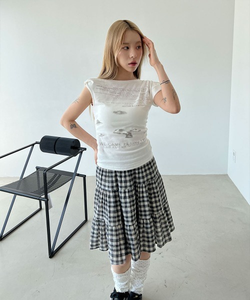 4INT.(フォイント)の「レタリング プリント アシメ オフショルダー クロップド 半袖 Tシャツ(Tシャツ/カットソー・レディース・グレー/ホワイト・FREE)」の19枚目の写真