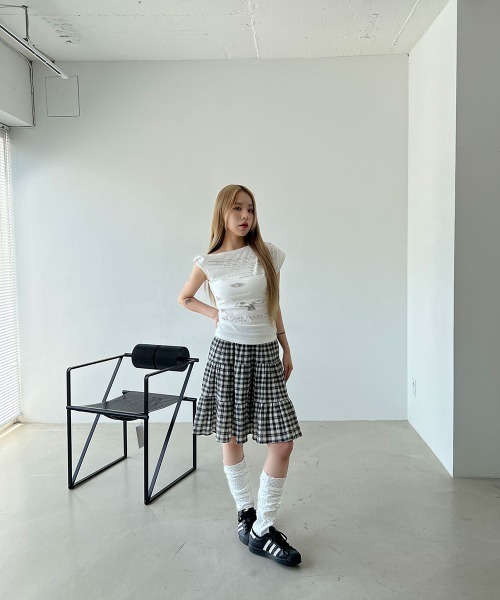4INT.(フォイント)の「レタリング プリント アシメ オフショルダー クロップド 半袖 Tシャツ(Tシャツ/カットソー・レディース・グレー/ホワイト・FREE)」の20枚目の写真
