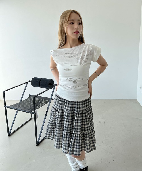 4INT.(フォイント)の「レタリング プリント アシメ オフショルダー クロップド 半袖 Tシャツ(Tシャツ/カットソー・レディース・グレー/ホワイト・FREE)」の21枚目の写真