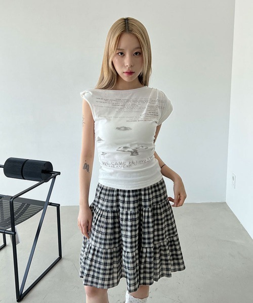 4INT.(フォイント)の「レタリング プリント アシメ オフショルダー クロップド 半袖 Tシャツ(Tシャツ/カットソー・レディース・グレー/ホワイト・FREE)」の22枚目の写真