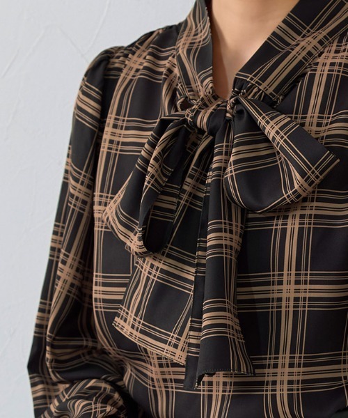 Pierrot（ピエロ）の「柄が選べる2wayリボンギャザーブラウス（シャツ/ブラウス・レディース・ネイビー×ホワイト/ブラック系その他/アイボリー/ブラック系その他2/ブラック系/オフホワイト/ベージュ系その他/ホワイト系その他/ブラック系その他3・S/M/L）」の4枚目の写真