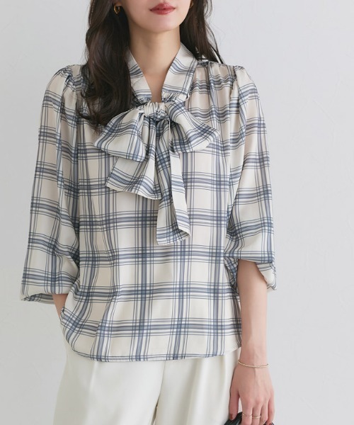 Pierrot（ピエロ）の「柄が選べる2wayリボンギャザーブラウス（シャツ/ブラウス・レディース・ネイビー×ホワイト/ブラック系その他/アイボリー/ブラック系その他2/ブラック系/オフホワイト/ベージュ系その他/ホワイト系その他/ブラック系その他3・S/M/L）」の8枚目の写真