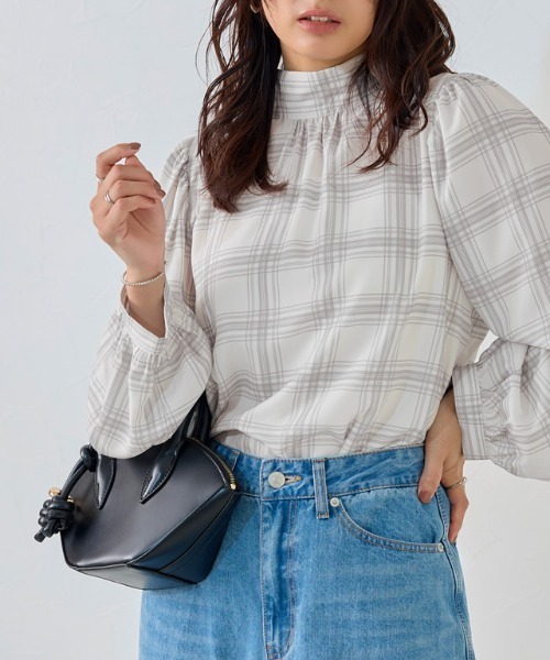 Pierrot（ピエロ）の「柄が選べる2wayリボンギャザーブラウス（シャツ/ブラウス・レディース・ネイビー×ホワイト/ブラック系その他/アイボリー/ブラック系その他2/ブラック系/オフホワイト/ベージュ系その他/ホワイト系その他/ブラック系その他3・S/M/L）」の2枚目の写真