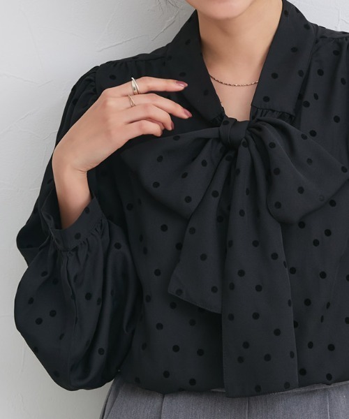 Pierrot（ピエロ）の「柄が選べる2wayリボンギャザーブラウス（シャツ/ブラウス・レディース・ネイビー×ホワイト/ブラック系その他/アイボリー/ブラック系その他2/ブラック系/オフホワイト/ベージュ系その他/ホワイト系その他/ブラック系その他3・S/M/L）」の6枚目の写真