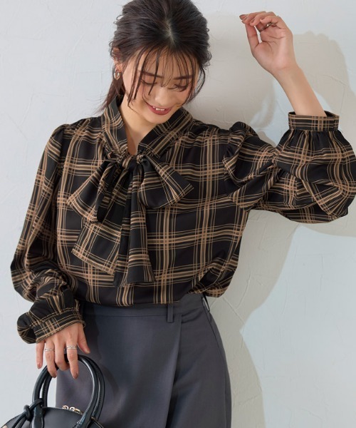 Pierrot（ピエロ）の「柄が選べる2wayリボンギャザーブラウス（シャツ/ブラウス・レディース・ネイビー×ホワイト/ブラック系その他/アイボリー/ブラック系その他2/ブラック系/オフホワイト/ベージュ系その他/ホワイト系その他/ブラック系その他3・S/M/L）」の11枚目の写真