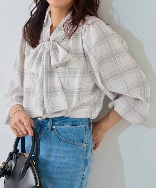 Pierrot（ピエロ）の「柄が選べる2wayリボンギャザーブラウス（シャツ/ブラウス・レディース・ネイビー×ホワイト/ブラック系その他/アイボリー/ブラック系その他2/ブラック系/オフホワイト/ベージュ系その他/ホワイト系その他/ブラック系その他3・S/M/L）」の10枚目の写真