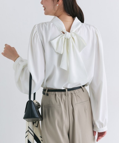 Pierrot（ピエロ）の「柄が選べる2wayリボンギャザーブラウス（シャツ/ブラウス・レディース・ネイビー×ホワイト/ブラック系その他/アイボリー/ブラック系その他2/ブラック系/オフホワイト/ベージュ系その他/ホワイト系その他/ブラック系その他3・S/M/L）」の16枚目の写真