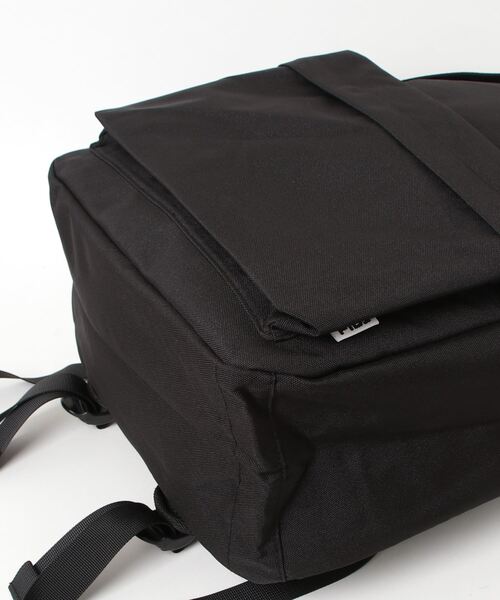 FILA（フィラ）の「FILA /フィラ  ロゴ入りベーシックバックパック（バックパック/リュック・メンズ・ブラック/ブラック×レッド・ONE SIZE）」の4枚目の写真