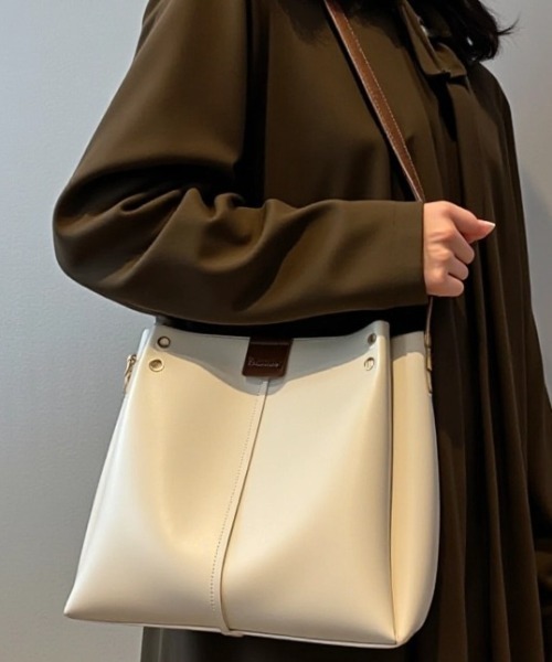 cammie(キャミー)の「フェイクレザー2WAYバッグ(ショルダーバッグ・レディース・キャメル/ベージュ/オフホワイト/ブラック・F)」の5枚目の写真