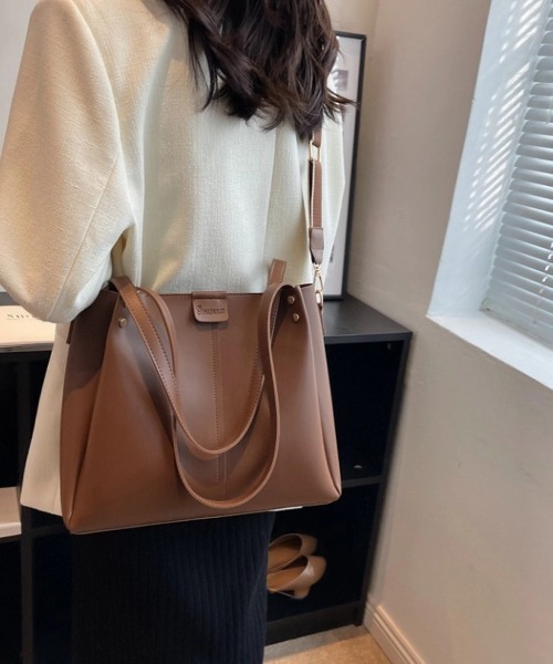 cammie(キャミー)の「フェイクレザー2WAYバッグ(ショルダーバッグ・レディース・キャメル/ベージュ/オフホワイト/ブラック・F)」の17枚目の写真