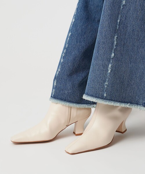 UNITED ARROWS（ユナイテッドアローズ）の「レザー ショートブーツ（ブーツ・レディース・オフホワイト/ブラック・38/35/36/37/35h/36h/37h）」の2枚目の写真