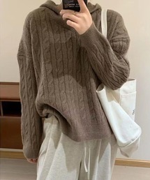 フード付きケーブルニット