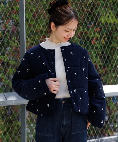 flower（フラワー）の「フォーリングフラワーコート（ノーカラーコート・レディース・ネイビー/アイボリー・FREE）」の2枚目の写真