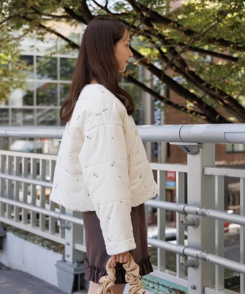 flower（フラワー）の「フォーリングフラワーコート（ノーカラーコート・レディース・ネイビー/アイボリー・FREE）」の3枚目の写真