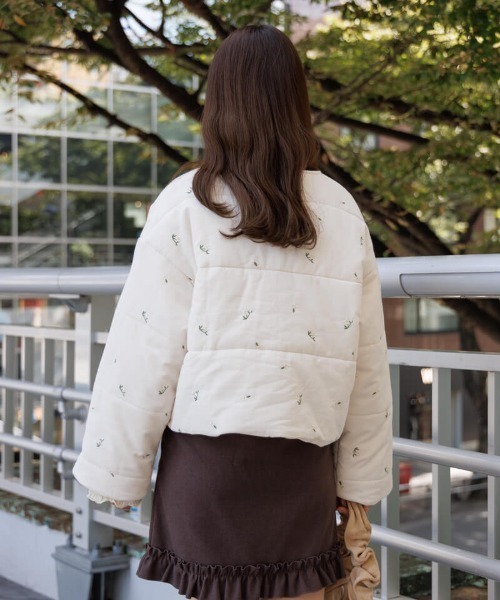 flower（フラワー）の「フォーリングフラワーコート（ノーカラーコート・レディース・ネイビー/アイボリー・FREE）」の4枚目の写真