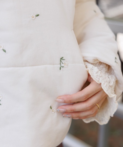 flower（フラワー）の「フォーリングフラワーコート（ノーカラーコート・レディース・ネイビー/アイボリー・FREE）」の10枚目の写真