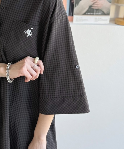 classicalelf(クラシカルエルフ)の「【接触冷感機能付き】サラッと着こなす。胸刺繍入りポケットデザインロールアップサッカーワンピース(ロング丈)(ワンピース・レディース・ブラウン/ブラック×ホワイト/ブラック・X-LARGE/SMALL/MEDIUM/LARGE)」の15枚目の写真