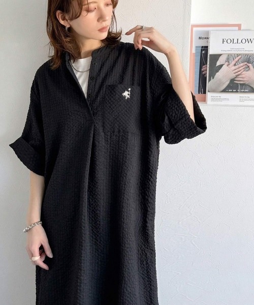 classicalelf(クラシカルエルフ)の「【接触冷感機能付き】サラッと着こなす。胸刺繍入りポケットデザインロールアップサッカーワンピース(ロング丈)(ワンピース・レディース・ブラウン/ブラック×ホワイト/ブラック・X-LARGE/SMALL/MEDIUM/LARGE)」の4枚目の写真