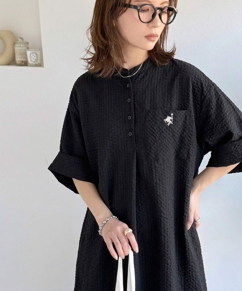 classicalelf(クラシカルエルフ)の「【接触冷感機能付き】サラッと着こなす。胸刺繍入りポケットデザインロールアップサッカーワンピース(ロング丈)(ワンピース・レディース・ブラウン/ブラック×ホワイト/ブラック・X-LARGE/SMALL/MEDIUM/LARGE)」の5枚目の写真
