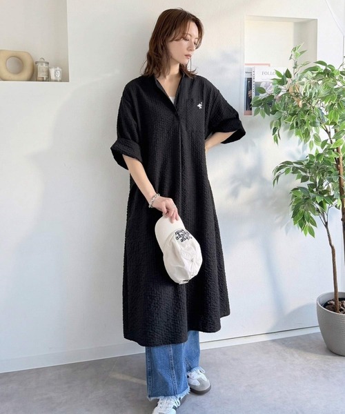 classicalelf(クラシカルエルフ)の「【接触冷感機能付き】サラッと着こなす。胸刺繍入りポケットデザインロールアップサッカーワンピース(ロング丈)(ワンピース・レディース・ブラウン/ブラック×ホワイト/ブラック・X-LARGE/SMALL/MEDIUM/LARGE)」の7枚目の写真