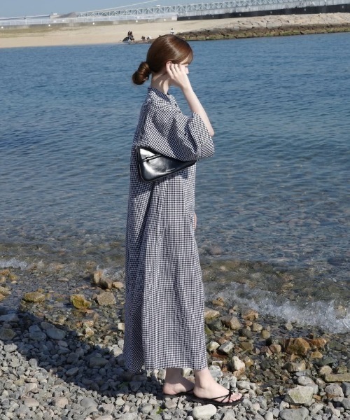classicalelf(クラシカルエルフ)の「【接触冷感機能付き】サラッと着こなす。胸刺繍入りポケットデザインロールアップサッカーワンピース(ロング丈)(ワンピース・レディース・ブラウン/ブラック×ホワイト/ブラック・X-LARGE/SMALL/MEDIUM/LARGE)」の9枚目の写真