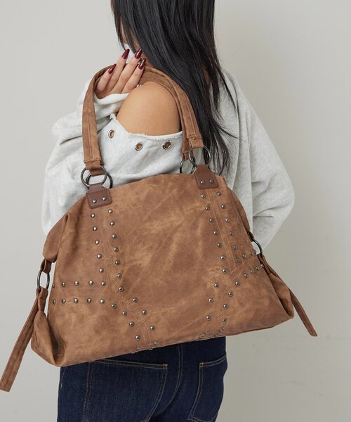 WHO'S WHO gallery（フーズフーギャラリー）の「STUDDED BOSTON BAG（ボストンバッグ・レディース・ブラウン/カーキ/アイボリー/ブラック/キャメル・FREE）」の5枚目の写真