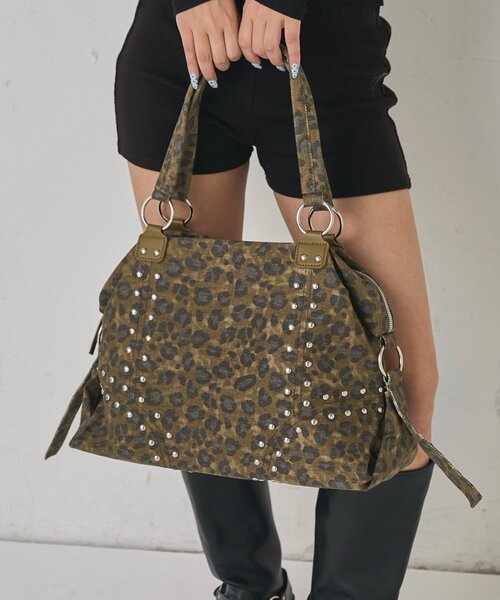 WHO'S WHO gallery（フーズフーギャラリー）の「STUDDED BOSTON BAG（ボストンバッグ・レディース・ブラウン/カーキ/アイボリー/ブラック/キャメル・FREE）」の4枚目の写真