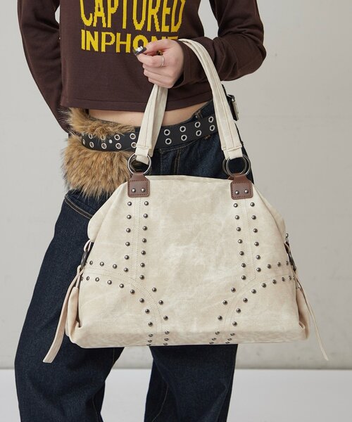 WHO'S WHO gallery（フーズフーギャラリー）の「STUDDED BOSTON BAG（ボストンバッグ・レディース・ブラウン/カーキ/アイボリー/ブラック/キャメル・FREE）」の2枚目の写真