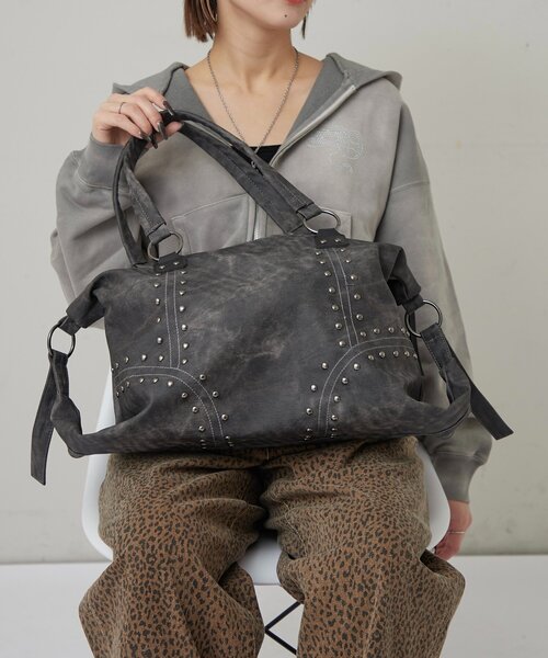WHO'S WHO gallery（フーズフーギャラリー）の「STUDDED BOSTON BAG（ボストンバッグ・レディース・ブラウン/カーキ/アイボリー/ブラック/キャメル・FREE）」の3枚目の写真