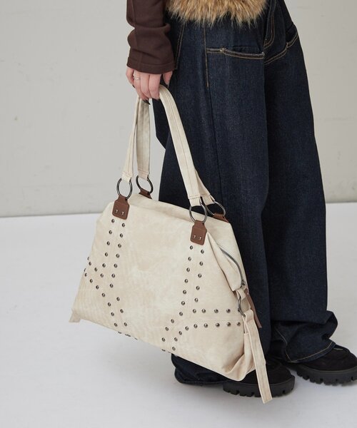WHO'S WHO gallery（フーズフーギャラリー）の「STUDDED BOSTON BAG（ボストンバッグ・レディース・ブラウン/カーキ/アイボリー/ブラック/キャメル・FREE）」の6枚目の写真