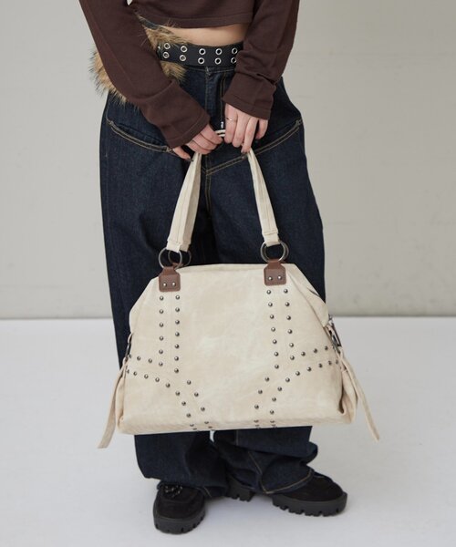 WHO'S WHO gallery（フーズフーギャラリー）の「STUDDED BOSTON BAG（ボストンバッグ・レディース・ブラウン/カーキ/アイボリー/ブラック/キャメル・FREE）」の7枚目の写真