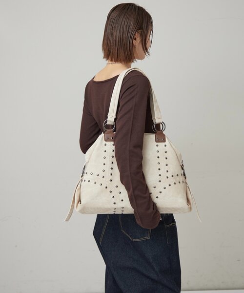 WHO'S WHO gallery（フーズフーギャラリー）の「STUDDED BOSTON BAG（ボストンバッグ・レディース・ブラウン/カーキ/アイボリー/ブラック/キャメル・FREE）」の8枚目の写真