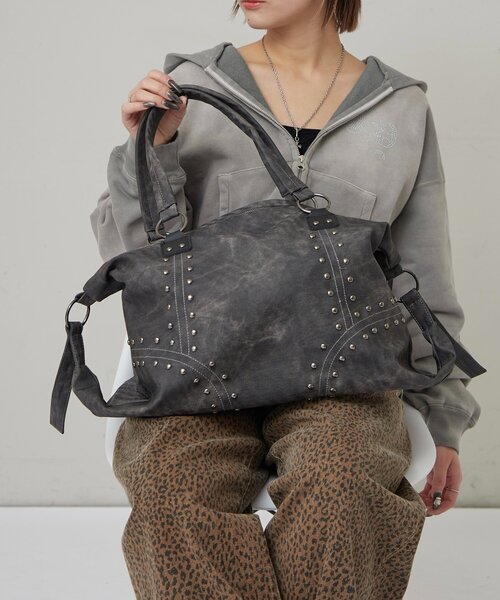 WHO'S WHO gallery（フーズフーギャラリー）の「STUDDED BOSTON BAG（ボストンバッグ・レディース・ブラウン/カーキ/アイボリー/ブラック/キャメル・FREE）」の9枚目の写真