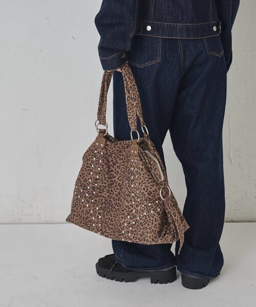 WHO'S WHO gallery（フーズフーギャラリー）の「STUDDED BOSTON BAG（ボストンバッグ・レディース・ブラウン/カーキ/アイボリー/ブラック/キャメル・FREE）」の13枚目の写真