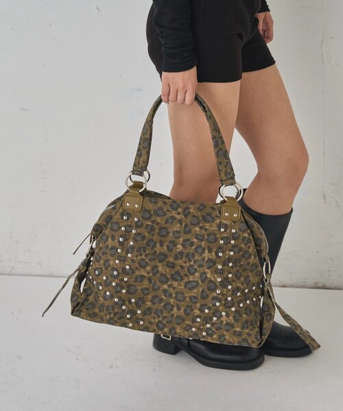 WHO'S WHO gallery（フーズフーギャラリー）の「STUDDED BOSTON BAG（ボストンバッグ・レディース・ブラウン/カーキ/アイボリー/ブラック/キャメル・FREE）」の15枚目の写真