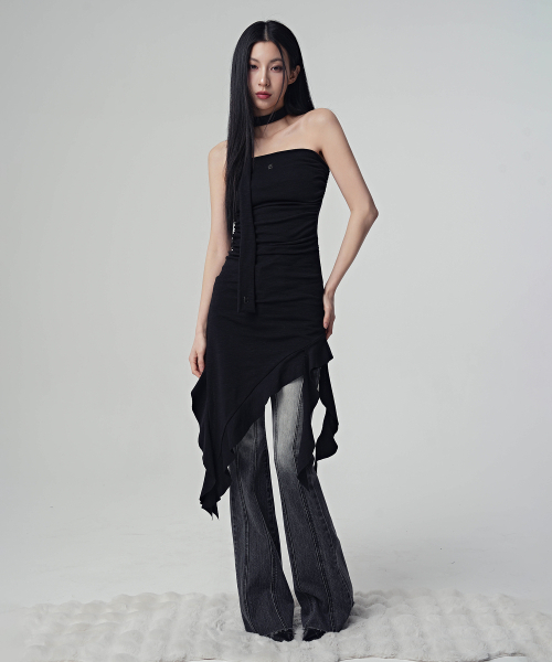 AVANDRESS（アバンドレス ）の「Thin Bootscut Pants DARK BLACK（デニムパンツ・レディース・ダークブラック・SMALL/MEDIUM/LARGE/X-LARGE）」の2枚目の写真