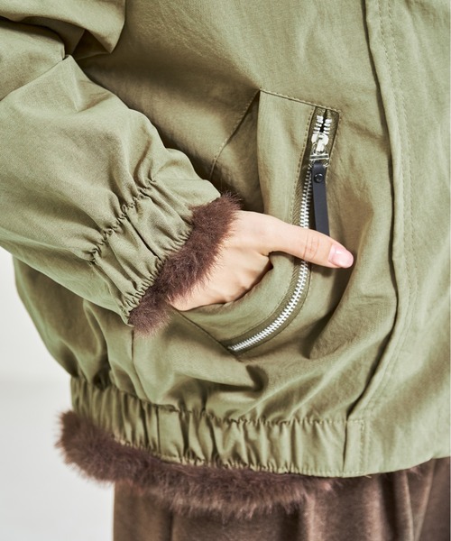 MISCH MASCH(ミッシュマッシュ)の「ZOZO限定 ファー襟ボリュームブルゾン(ブルゾン・レディース・ブラック/カーキ・フリ-)」の15枚目の写真