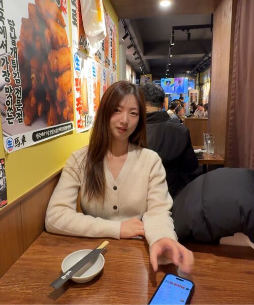 LADY VOLUME(レディーボリューム)の「V-NECK WOOL BUTTON KNIT CARDIGAN_BEIGE(カーディガン/ボレロ・レディース・その他・SMALL/MEDIUM)」の4枚目の写真