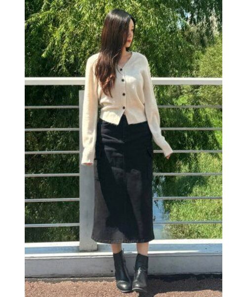 LADY VOLUME(レディーボリューム)の「V-NECK WOOL BUTTON KNIT CARDIGAN_BEIGE(カーディガン/ボレロ・レディース・その他・SMALL/MEDIUM)」の8枚目の写真