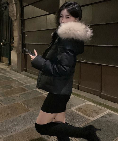 Songe(ソンジュ)の「フェイクファーフード付き中綿ブルゾン(ダウンジャケット/コート・レディース・ブラック/ホワイト・M/L)」の2枚目の写真