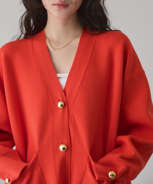 ADAM ET ROPE'（アダムエロペ）の「【サステナブル】ロゴボタンミドルカーディガン（カーディガン/ボレロ・レディース・ブラック/オレンジ系その他/オフホワイト・FREE）」の3枚目の写真