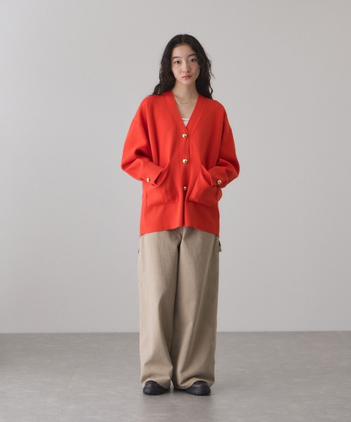 ADAM ET ROPE'（アダムエロペ）の「【サステナブル】ロゴボタンミドルカーディガン（カーディガン/ボレロ・レディース・ブラック/オレンジ系その他/オフホワイト・FREE）」の5枚目の写真