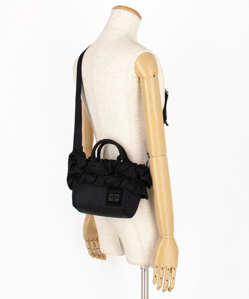 GANNI（ガニー）の「GANNI/ガニー Mini Shopper Ruffle / A7187 / 2WAY フリル ハンドバッグ（マフラー・レディース・ブラック・ONE SIZE）」の11枚目の写真